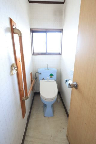 窓を開けて湿気対策ができ、手すり付きで転倒防止にも役立ちます。