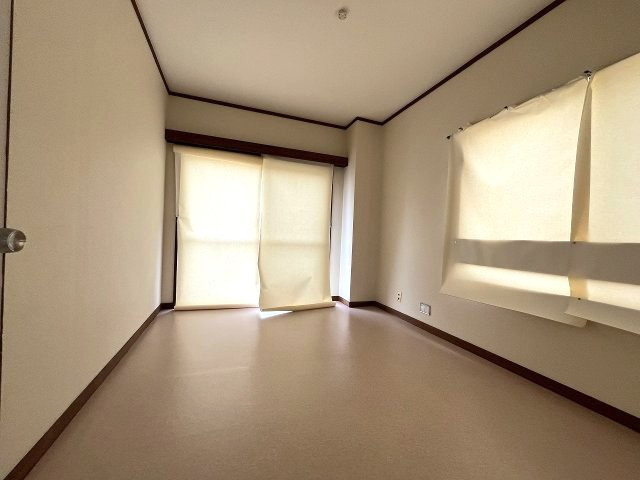 2つの窓から自然光が入り込むため部屋全体が明るく開放感があります。※小物は含まれません。　