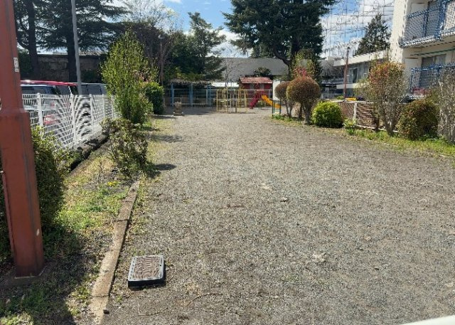 物件によっては、入居者が個人的に使用できる専用庭がついているものもあります。また、住宅の中にある土間の部分を庭と呼ぶこともあります。庭の用途は住む人によって変わり、それによってデザインもさまざまです。