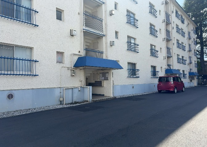 ラウンジは、マンションの共用スペースに椅子やテーブルなどを配置した利用者が寛げる空間です。屋内型ラウンジと屋外型ラウンジがあります。共用部分の管理状況と合わせて、詳細については現地でご確認ください。