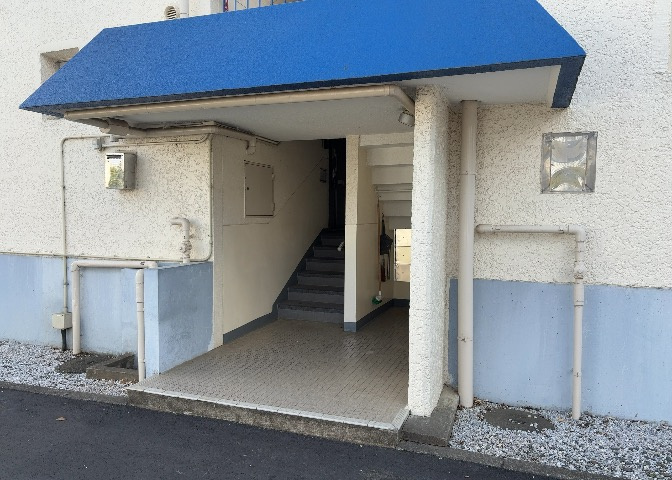 受付はマンションコンシェルジュがいる場合もあれば、管理人が滞在する小部屋を総称して呼ぶことがあります。主にエントランスに設置されていることから、防犯面でも期待ができます。防犯設備がない場合はより安心！