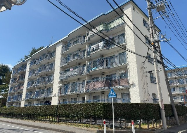 眺望の良さを楽しめるダイニングキッチンで家族団らんの時間を過ごしてはいかがでしょうか。バルコニーから見える景色を家族で眺める時間は、時間が経つのを忘れてしまいそうですね。是非、現地を見に行きましょう！