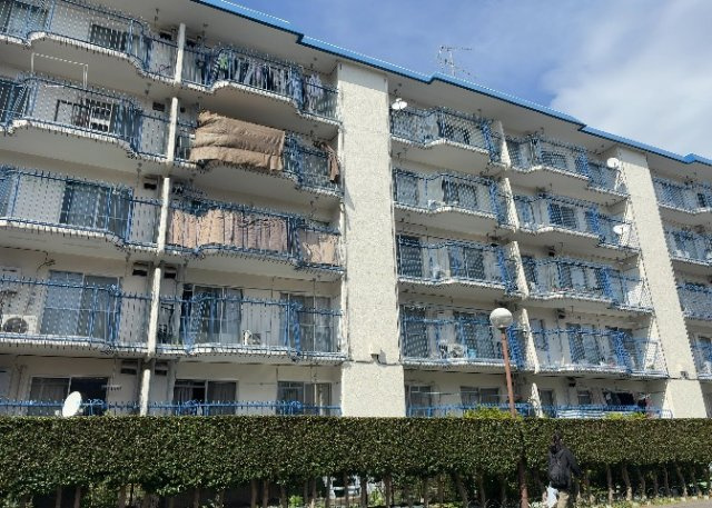 道幅が広い場所は日当たりや風通が良好です。幅が広いのですれ違いも可能ですし大きな車でも駐車可能！一方で、大型車が通ることも多くなるため交通量の増加により騒音に繋がります。また土地の値段が高くなります。