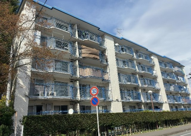 ＲＣ造、Reinforced　Concreteは直訳すると補強されたコンクリートです。主に柱や梁・床・壁が鉄筋とコンクリートで構成おり、鉄筋を組んだ型枠にコンクリートを流し込んで固めたものを指します。