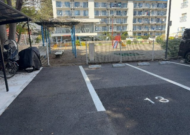 共有部分は、住民なら誰もが使える設備のこと。例えば駐車場やエレベーター、インターネット設備、セキュリティ設備などがあります。他にも、マンションの廊下・外部階段やエントランス・ゴミ置き場などがあります。