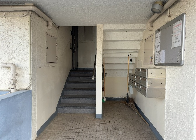共用部分は、一棟の建物に住む区分所有者全員が共同で所有するとし、共用部分の管理、補修などは、区分所有者で形成される管理組合が行います。個人の判断で勝手に変更することはできませんので覚えておきましょう。