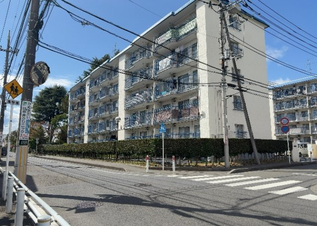 外観はマンション管理がされているかの目安になります。築年数が古いと、壁面は劣化してひび割れが生じることも！建物が古びていても細かいところが修繕されていると、きちんと管理されているなぁと感じるでしょう。