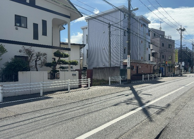 眺望の良さを楽しめるダイニングキッチンで家族団らんの時間を過ごしてはいかがでしょうか。バルコニーから見える景色を家族で眺める時間は、時間が経つのを忘れてしまいそうですね。是非、現地を見に行きましょう！