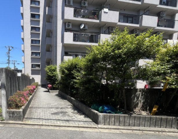 マンション南側のアプローチからは階段無しでエントランスホールにアクセス可能です。