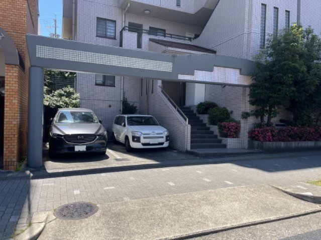マンション北側の敷地内駐車場です