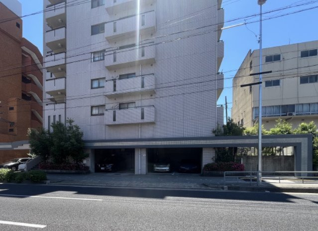 マンション北側の敷地内駐車場です