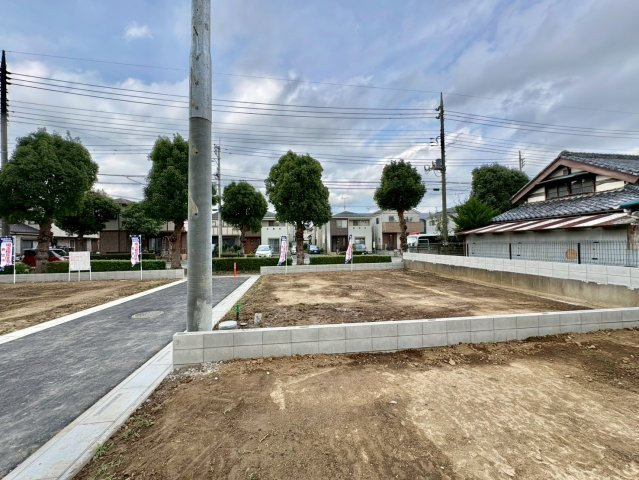 全10区画　　間取り・外観・設備まで自由にプランニング可能。暮らし方に合わせた住まいをご提案できます。花田小学校まで徒歩約4分(270ｍ)、毎日の通学がしやすい住環境です。