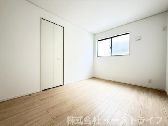 同社施工写真　フローリングのお部屋は耐久性があり傷が付きにくいので、一般的な使用ではメンテナンスはあまり必要ありません。また、汚れたらさっとふき取るだけで、きれいな場外を保つことができます。