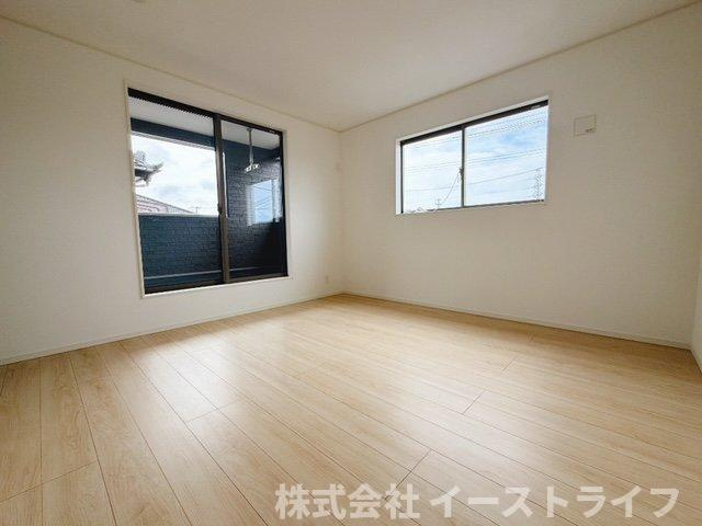 同社施工写真　家具などのインテリアともマッチしておしゃれ感が出しやすく、身の回りの整理がしやすいのも洋室の魅力です◎