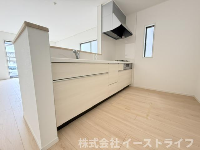 同社施工写真　対面キッチンは家族とのコミュニケーションをとりながらお料理できるのが魅力です♪とくに小さなお子さんを持つご家庭では、調理中もお子さんの様子をみられるので大きな安心に繋がりますね♪