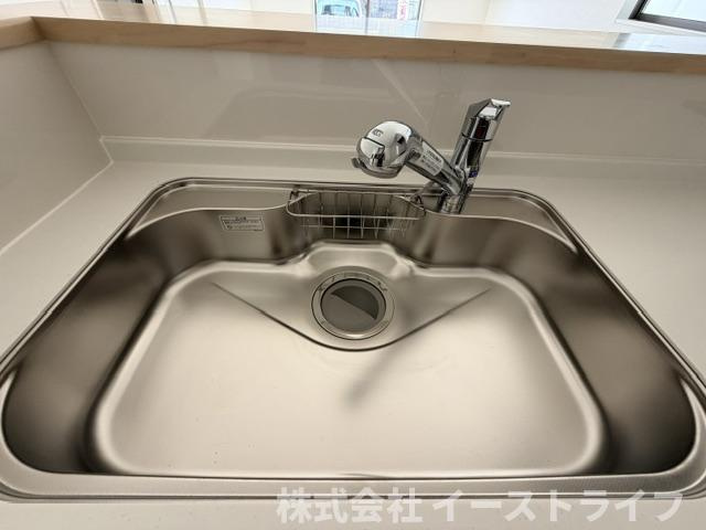 同社施工写真　浄水器一体型水栓です◎対面式キッチンなので、リビングルームにいるご家族の様子を見ながら調理ができ、小さなお子様がいるご家庭でも安心です。