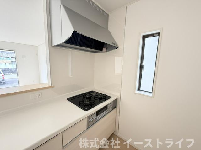 同社施工写真　ガス火3口、魚焼きグリル、調味用入れがついています！