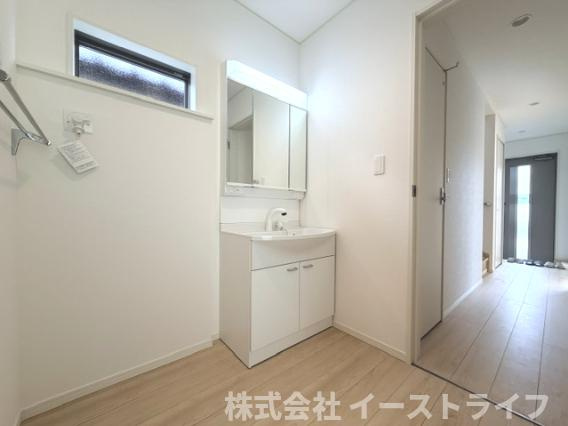 同社施工写真　朝の身支度に便利な独立洗面台です。3面鏡で鏡の裏には収納スペースがあり、小物などをすっきり片づけることができます。