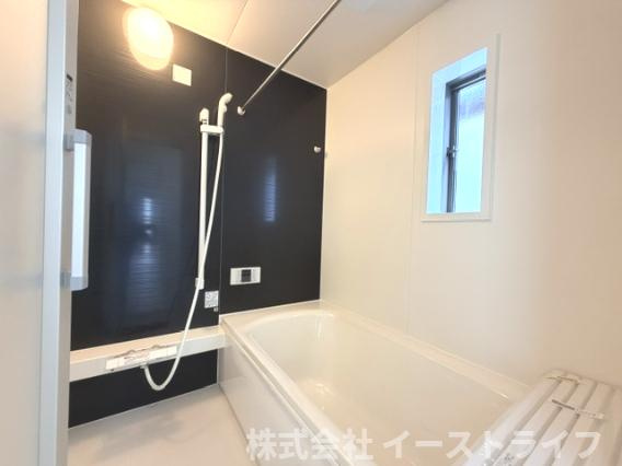 同社施工写真　リラックスできる雰囲気の浴室です。洗い場が広々としています。浴槽も広くリラックスするには最適です。