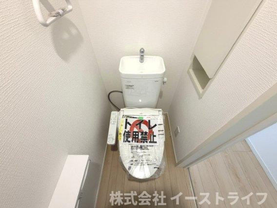 同社施工写真　落ち着いた色調のトイレで、温水洗浄機能付き便座です