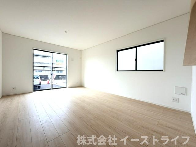 同社施工写真　広いリビングは、ご家族でゆっくりくつろぎたい方におすすめです。