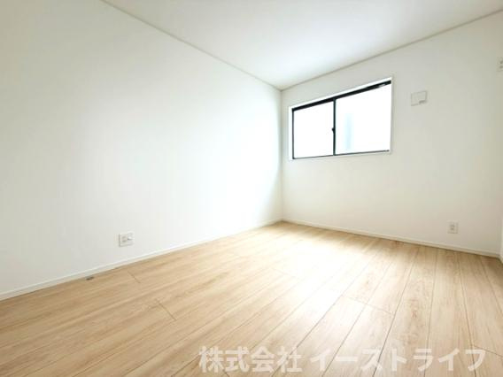 同社施工写真　洋室は和室と比べて家具を置いたり敷物を敷いたりと、カスタマイズ性が高いので、自分の好みの部屋にしやすいです♪