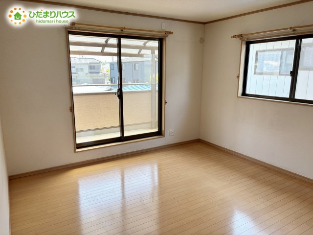 バルコニーに面していて、たっぷり光りの入る明るい主寝室です！       　