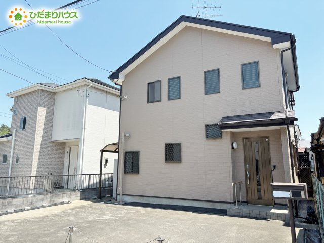 白を基調とした明るい印象を受ける外観です！     　