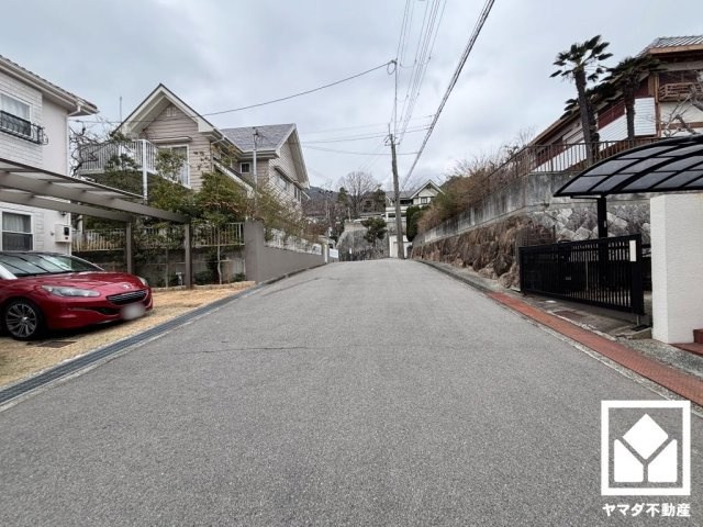 前面道路幅員約6.9mとゆったりとした広さがあるのでファミリーカー等の車の出入れも楽にできます。