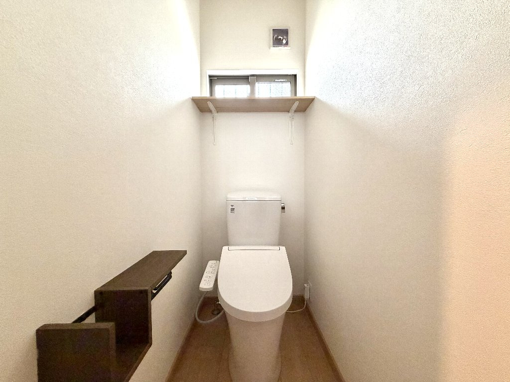スペースにゆとりがあり、窮屈感の少ないトイレでございます。