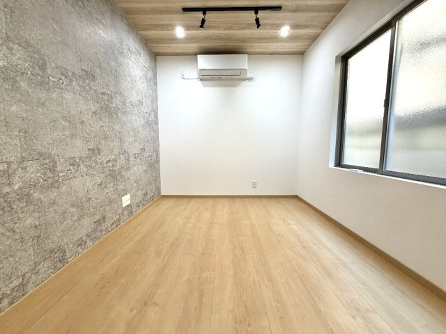 約6帖洋室は南側採光、大型収納、アクセントクロス、ダウンライト、ダクトレール等、盛りだくさんの仕様でございます。