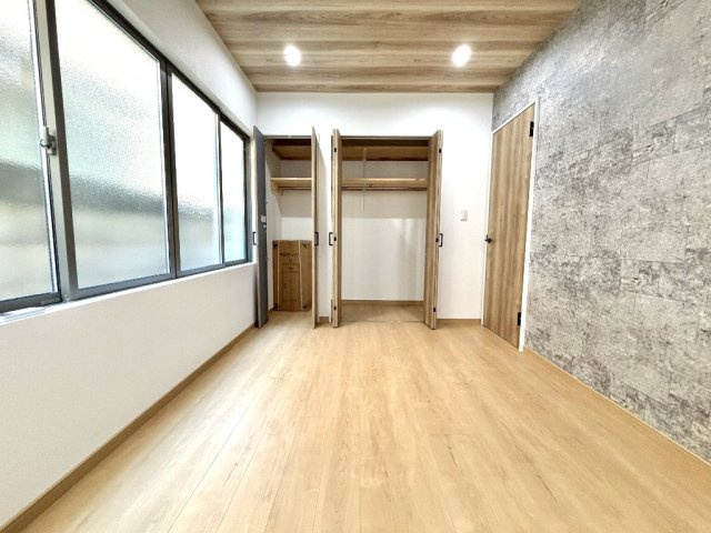 約6帖洋室は南側採光、大型収納、アクセントクロス、ダウンライト、ダクトレール等、盛りだくさんの仕様でございます。