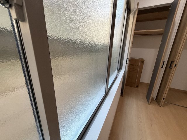 サッシはペアガラスに変更しており、断熱性と防音性を高めております。