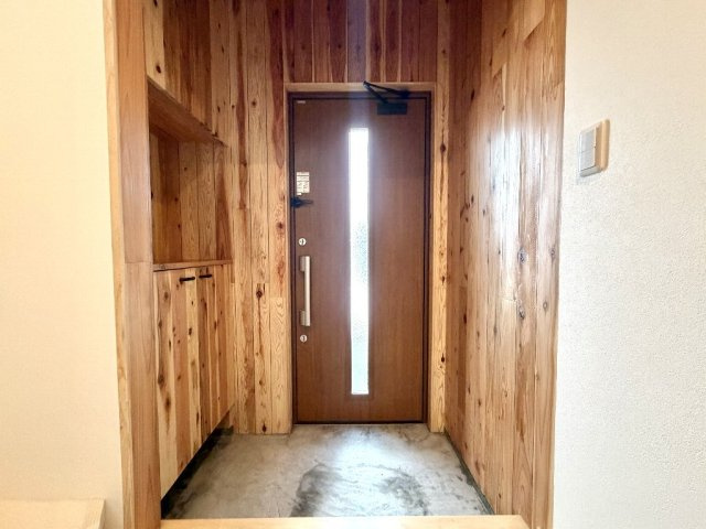 玄関からデザイン性溢れる仕上がりでお出迎え致します。