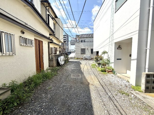 北側位置指定道路に面しており、交通量は少ない住環境です。