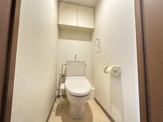 温水洗浄便座のトイレ設備です！トイレ上部にはあると便利な吊戸棚を設置！