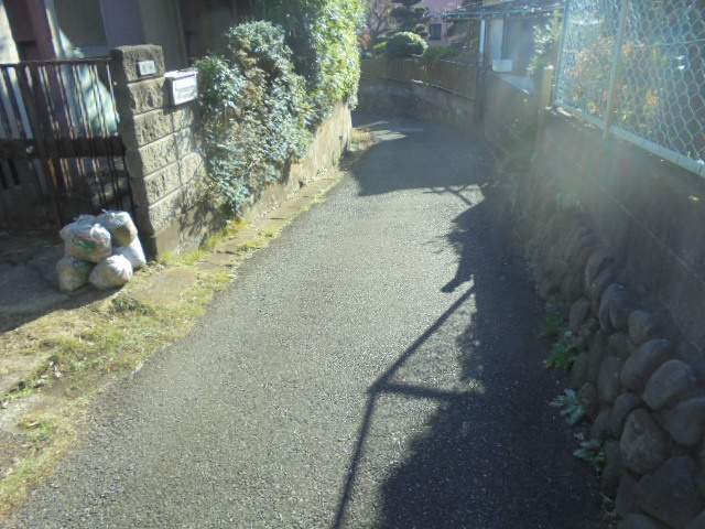 西側前面道路