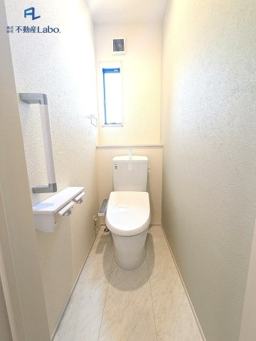 ●1号棟トイレ●　おしゃれなアクセントクロスを採用した、落ち着きのあるトイレ空間♪　各棟2か所トイレがあり、それぞれ温水洗浄便座となっております♪