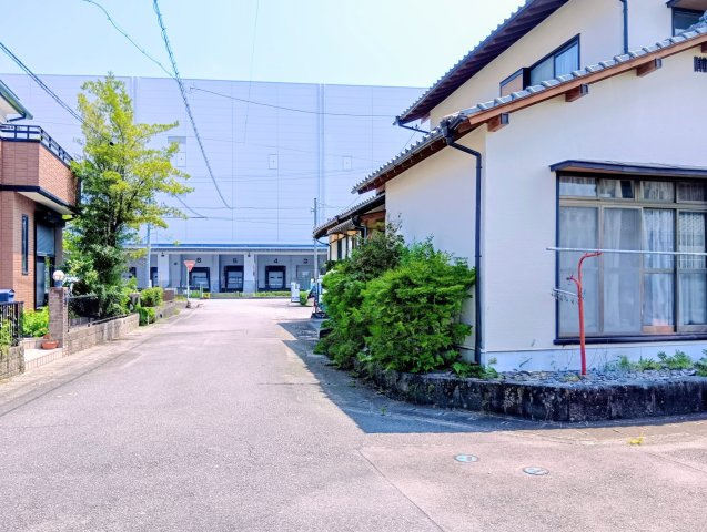 北側に市道接道、ゆとりある幅員5.6ｍ道路に面し、開放感のある住まい。