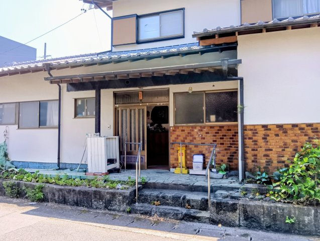 風情ある玄関が住まいの魅力を演出。屋根付きポーチで天候を気にせず出入りできます。