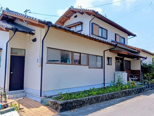 ゴミ出しや荷物の搬入にも便利な勝手口付き。毎日の生活を快適にサポートします。