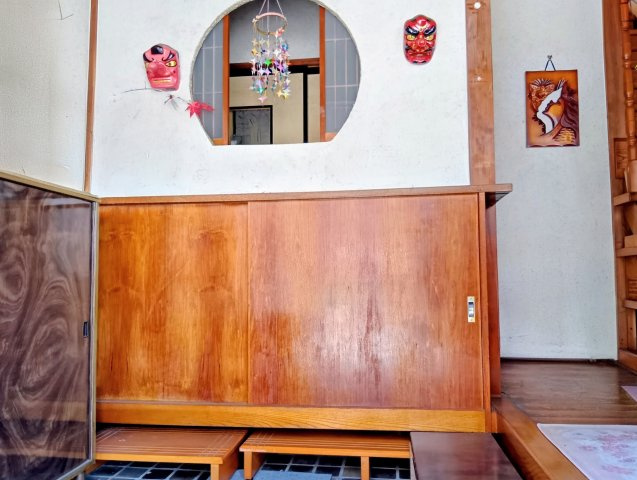 木の温もりあふれる玄関。趣ある円形の飾り窓が、住まいに和の風情を演出します。