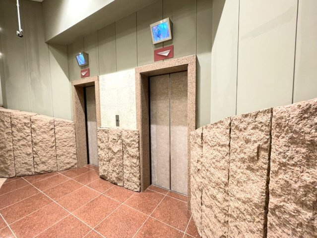 重たい荷物を持っていても、エレベーターがあれば安心です。　