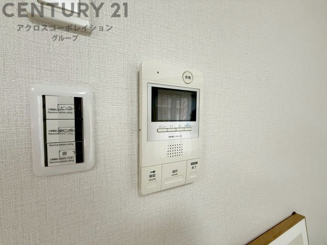 訪問者が来たときにテレビ画面で確認できるため、安心してドアを開けられます。録画機能があるものもあり、留守中に来訪者を記録しておくことができます。利便性が高く、セキュリティ面でも安心です。　