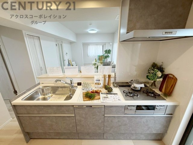 シンプルなデザインと使いやすさを兼ね備えた対面式システムキッチンは、効率的な作業スペースを提供し、家族やゲストとのコミュニケーションを促進します。　