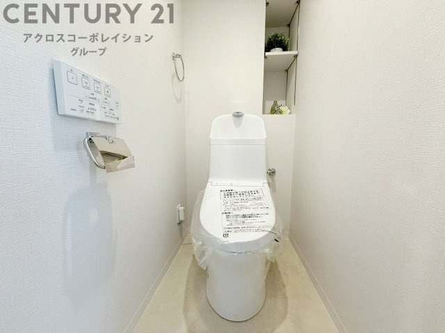 温水洗浄便座付トイレは温水洗浄機能により、暖かい水でおしりを洗浄することができ、冷たい水を使う従来の便座に比べ、温水洗浄機能で暖かいトイレを提供し、快適な使用を可能にします。　