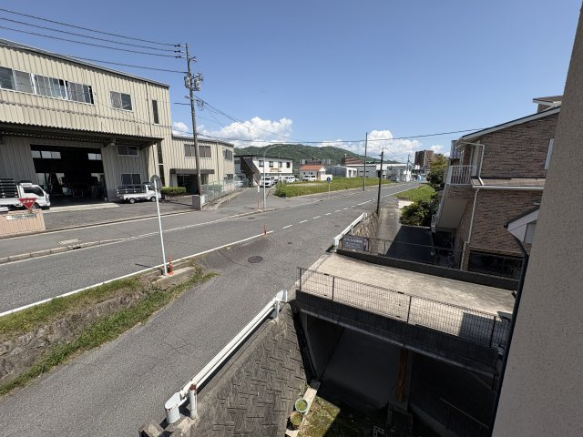 前面道路は見通しが良く、開放感のある立地が魅力です。周囲に高い建物が少ないため、空が広く感じられ、日当たりや風通しにも恵まれています。交通量も比較的落ち着いており、安心して生活できる環境です。
