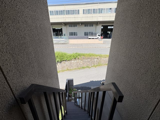 しっかりとした造りの外階段は、3階へのアクセスをスムーズにサポートします。屋外動線が分かれていることで、生活の幅が広がります。日々の移動を快適にしつつ、使い方次第で多様な活用が可能なポイントです。