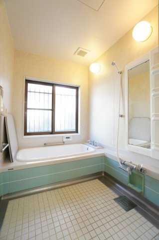 足を伸ばしてゆったり浸かれる1坪タイプ♪小窓が付いて換気もしやすい☆