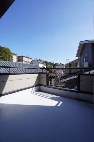 日当たりがいいバルコニー。見晴らしもいいので日向ぼっこもできそうです♪